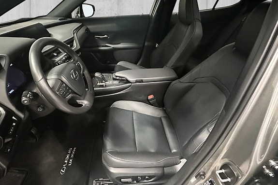 Lexus UX 11 of 15