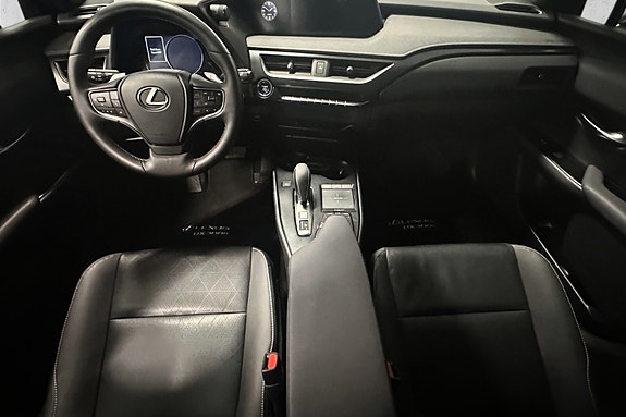 Lexus UX 8 of 15