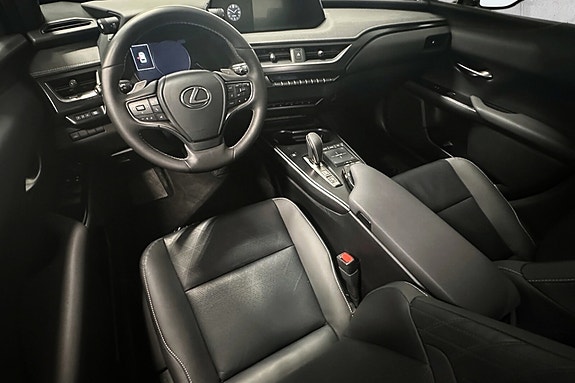 Lexus UX 7 of 15