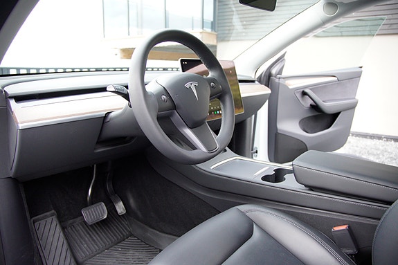 Tesla Model Y 5 of 9