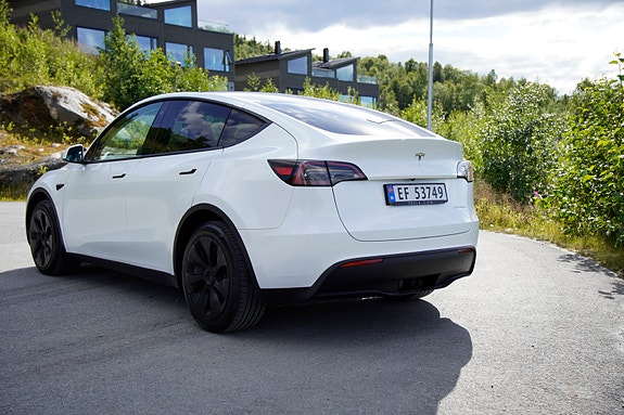 Tesla Model Y 3 of 9