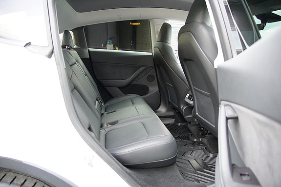 Tesla Model Y 6 of 9