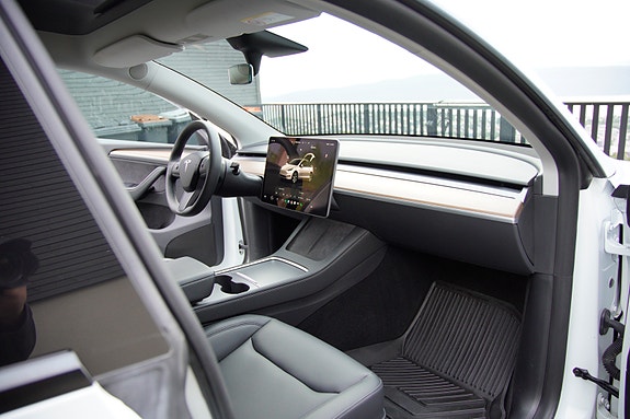 Tesla Model Y 8 of 9