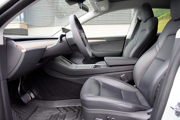 Tesla Model Y 4 of 9