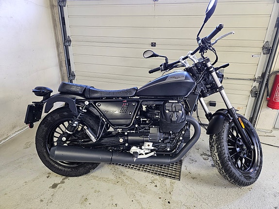 Moto Guzzi V9 Bobber 7 of 17