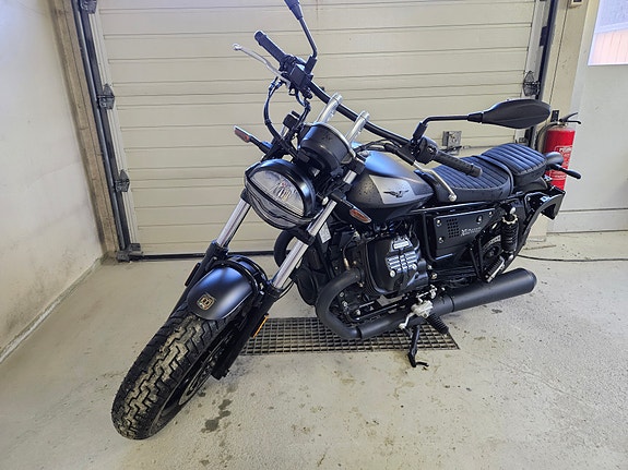 Moto Guzzi V9 Bobber 2 of 17