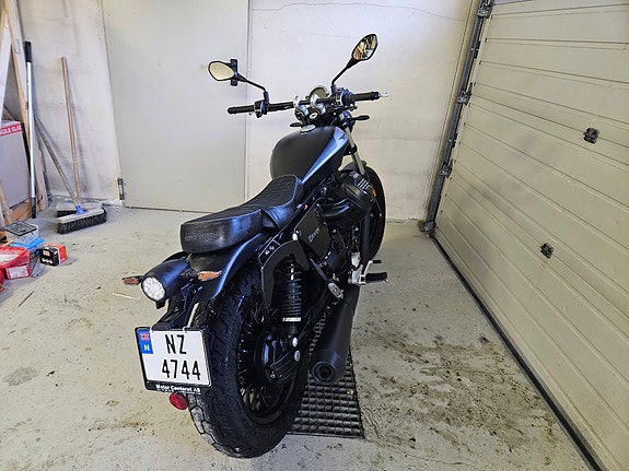 Moto Guzzi V9 Bobber 9 of 17