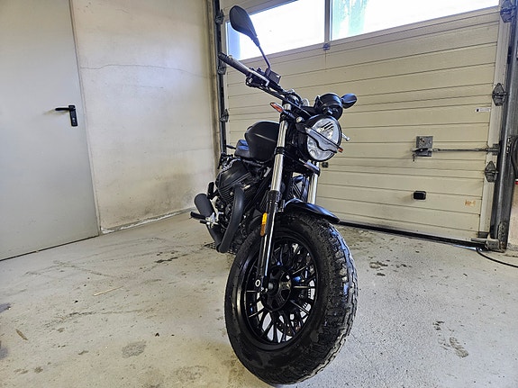 Moto Guzzi V9 Bobber 5 of 17