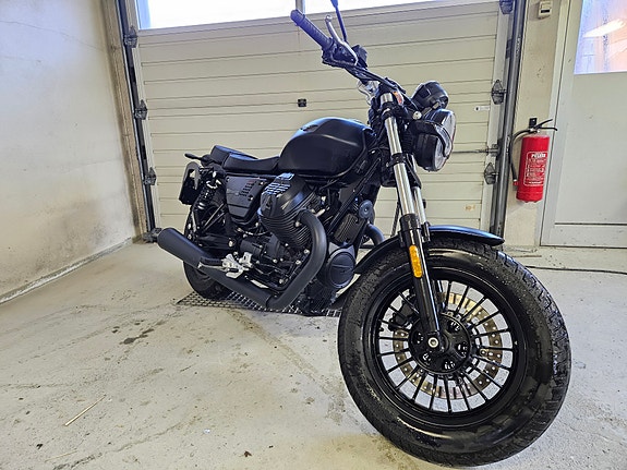 Moto Guzzi V9 Bobber 6 of 17