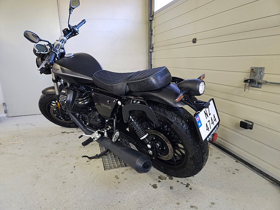 Moto Guzzi V9 Bobber 4 of 17
