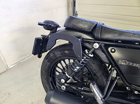 Moto Guzzi V9 Bobber 11 of 17