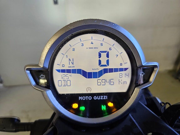 Moto Guzzi V9 Bobber 12 of 17