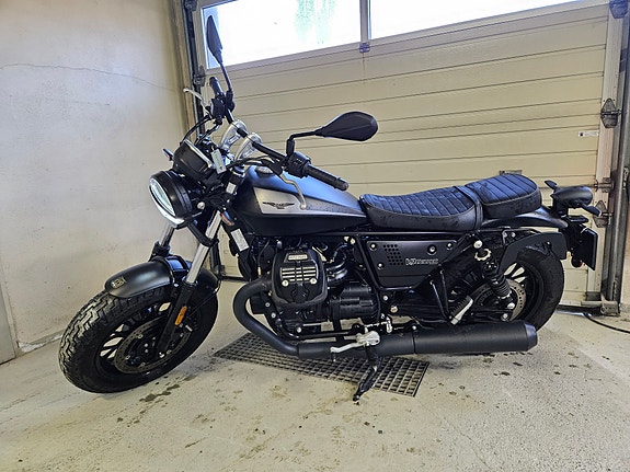 Moto Guzzi V9 Bobber 3 of 17