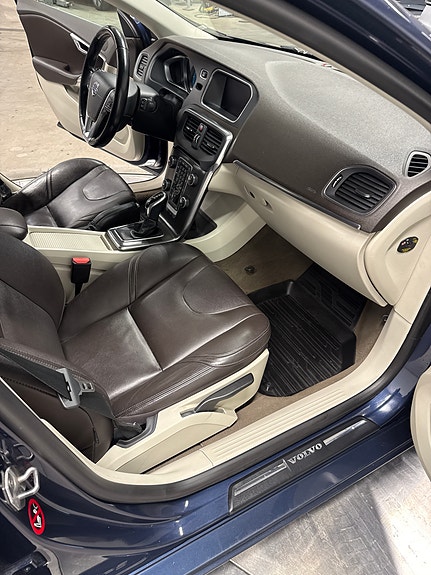 Volvo V40 15 of 19