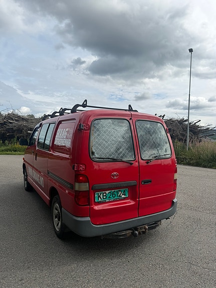 Toyota HiAce 4 of 17