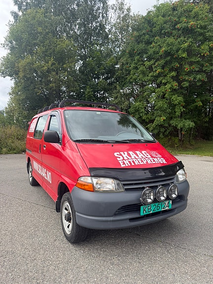 Toyota HiAce 2 of 17