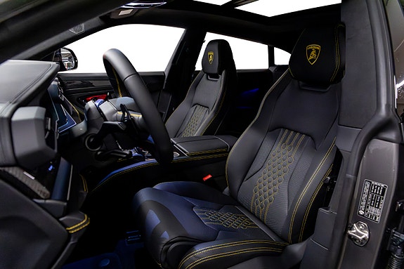 Lamborghini Urus 3 of 30