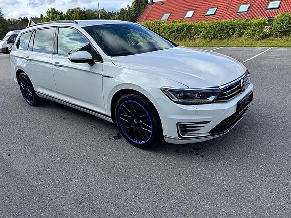 Volkswagen Passat 2 of 30