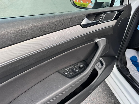 Volkswagen Passat 14 of 30
