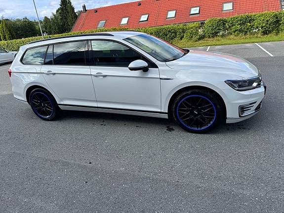 Volkswagen Passat 4 of 30