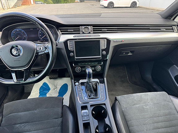 Volkswagen Passat 10 of 30