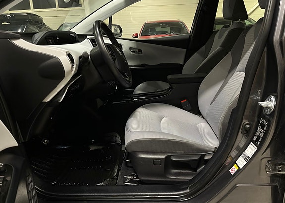 Toyota Prius Plug-in Hybrid 13 of 22