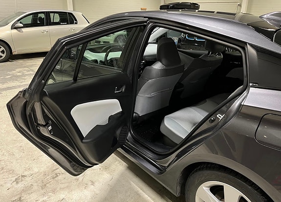 Toyota Prius Plug-in Hybrid 3 of 22
