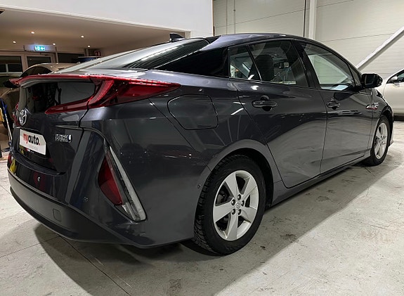 Toyota Prius Plug-in Hybrid 18 of 22