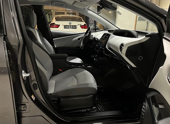 Toyota Prius Plug-in Hybrid 6 of 22