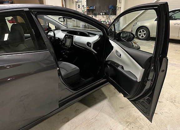 Toyota Prius Plug-in Hybrid 7 of 22