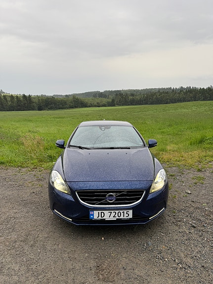 Volvo V40 2 of 10