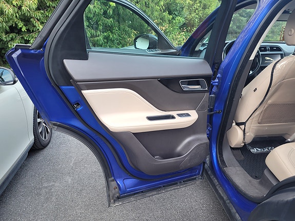 Jaguar F-PACE 5 of 7
