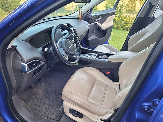 Jaguar F-PACE 3 of 7