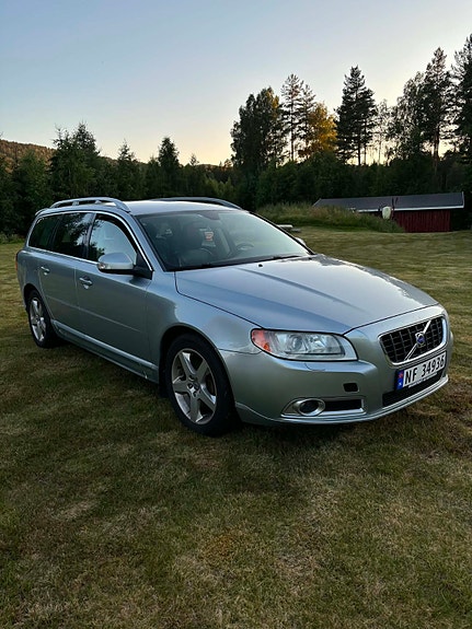Volvo V70 2 of 17