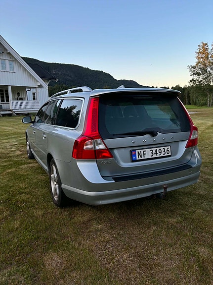Volvo V70 4 of 17