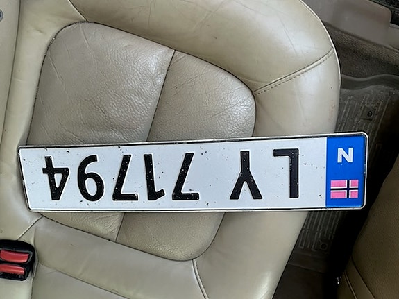 Volvo V70 2 of 9
