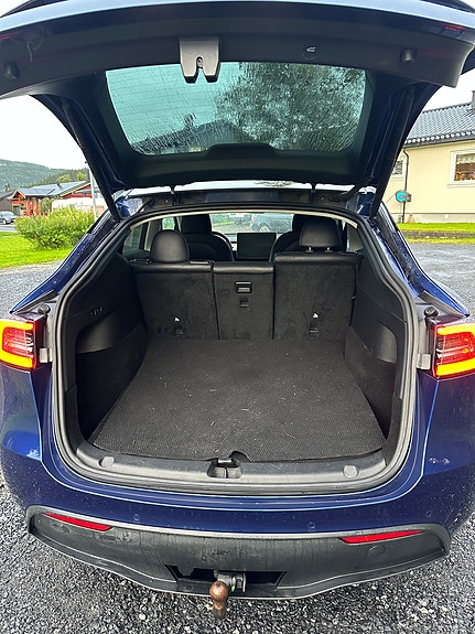 Tesla Model Y 4 of 10