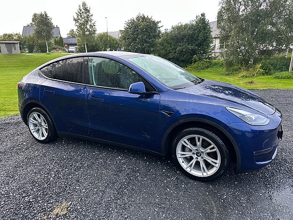 Tesla Model Y 3 of 10