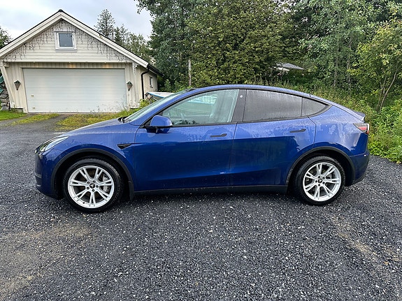Tesla Model Y 2 of 10