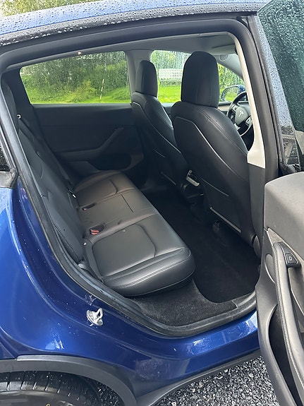 Tesla Model Y 7 of 10