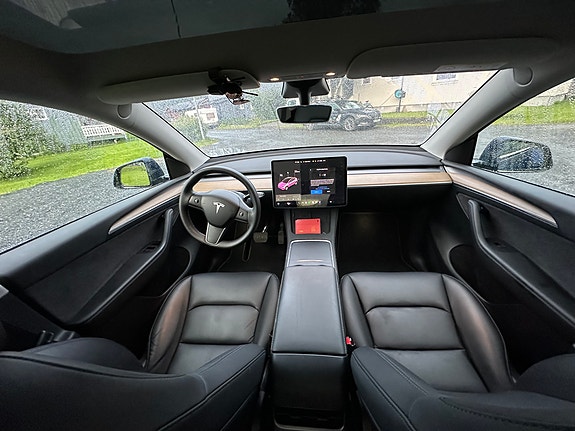 Tesla Model Y 6 of 10