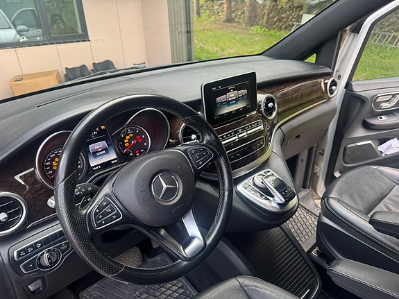 Mercedes-Benz V250 9 of 9