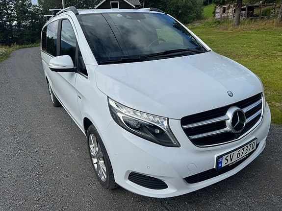 Mercedes-Benz V250 3 of 9