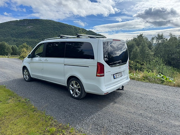 Mercedes-Benz V250 2 of 9