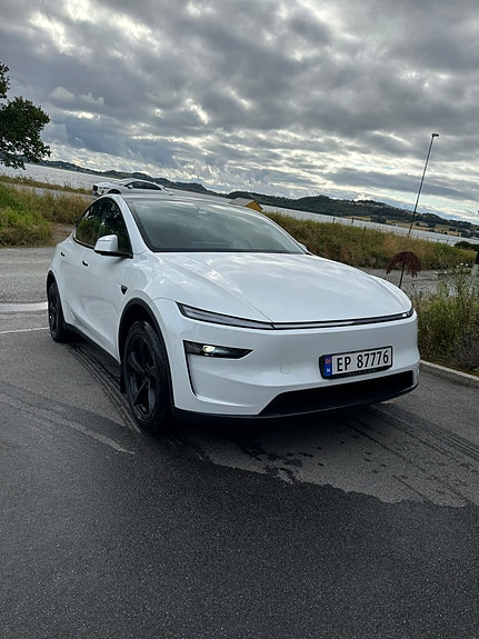Tesla Model Y 4 of 7