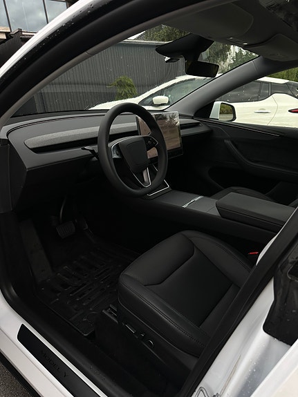 Tesla Model Y 7 of 7