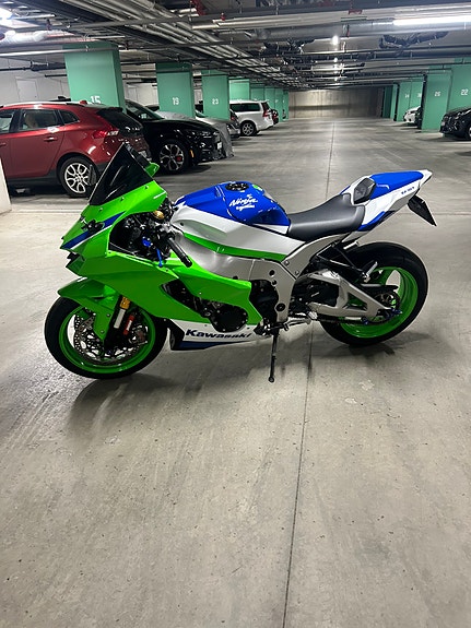 Kawasaki Ninja ZX-10R 40th Anniversary Edition 5 of 19