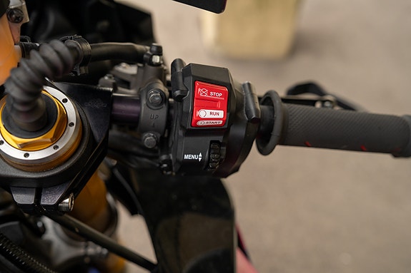 Yamaha YZF-R1M 25 of 30
