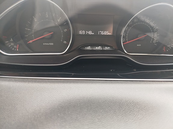 Peugeot 208 11 of 15