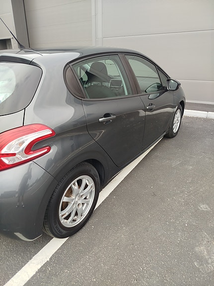 Peugeot 208 5 of 15